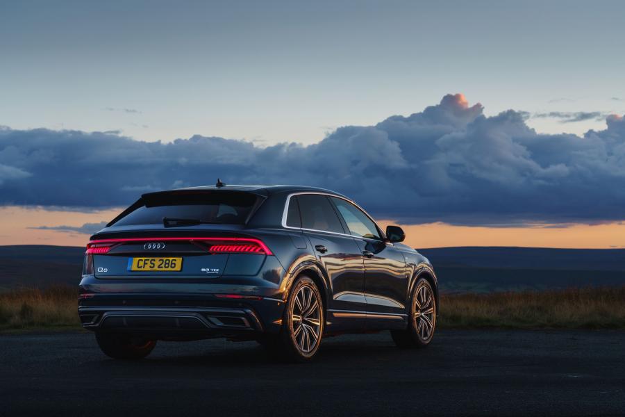  Audi Q8 50 TDI Quattro S-Line 2018 года  (UK) (фото 9 из 27)